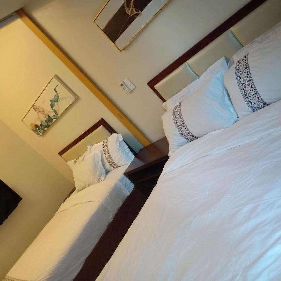 One Uptown Opposite Of Grandhyatt Hotel Manila Taguig City Exterior photo