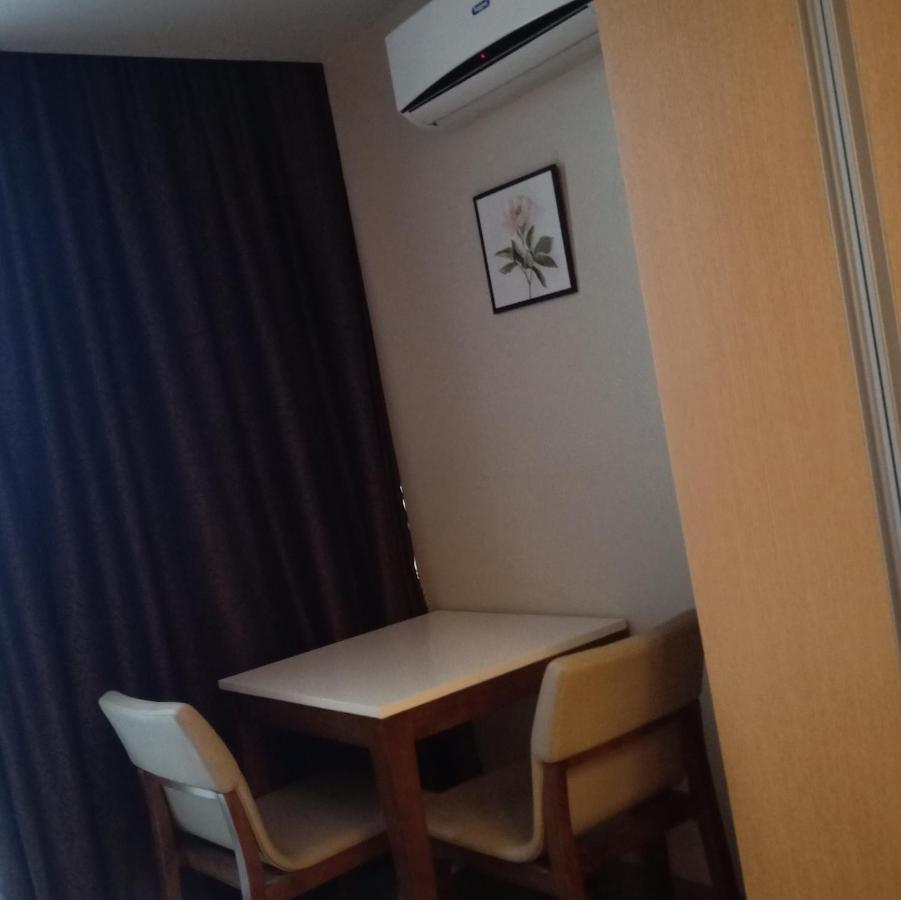 One Uptown Opposite Of Grandhyatt Hotel Manila Taguig City Exterior photo
